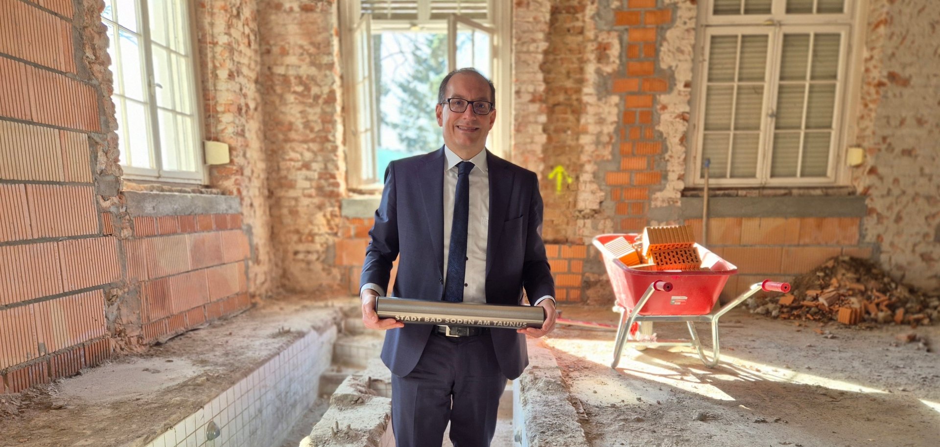 Bürgermeister Dr. Frank Blasch mit der Zeitkapsel im Medico-Palais