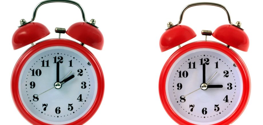Uhren 2 Wecker zeigen die Zeitumstellung