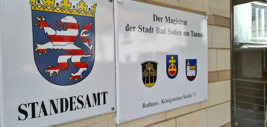 Rathauseingang Rathauseingang mit Beschilderung Standesamt