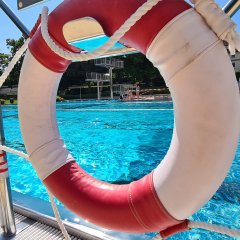 Das Schwimmbecken mit einem Rettungsring des FreiBadSoden