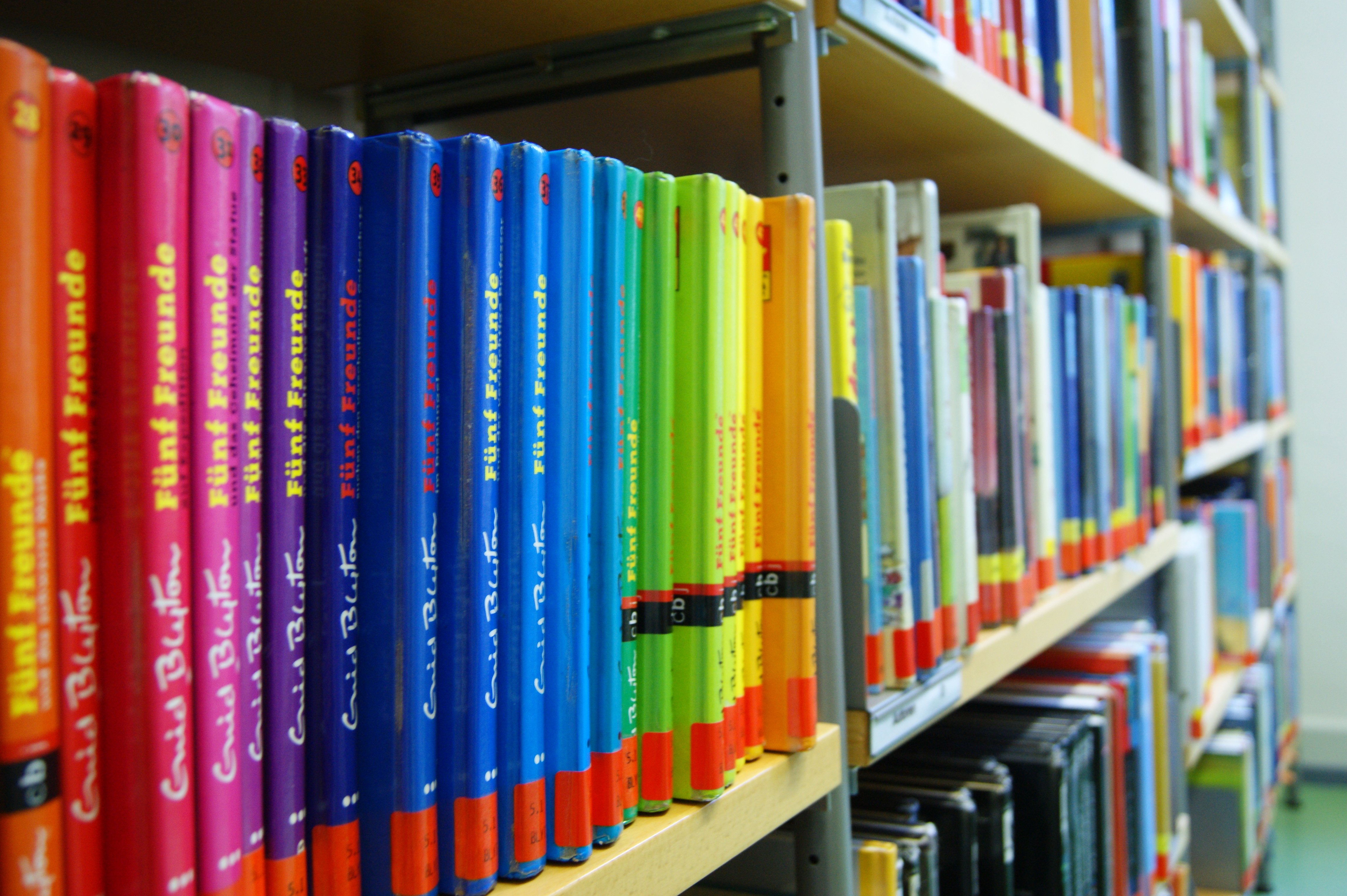 Bunte Bücher in einem Bücherregal