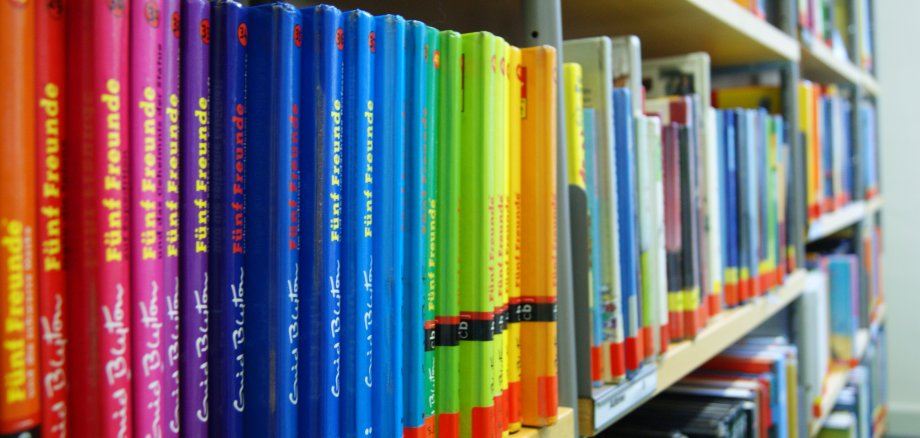 Bücher Bunte Bücher in einem Bücherregal
