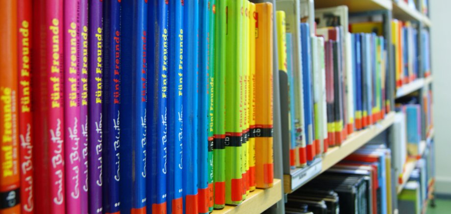Bunte Bücher in einem Bücherregal