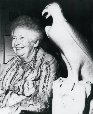 Frau-Pless-mit-Vogel-(2).jpg
