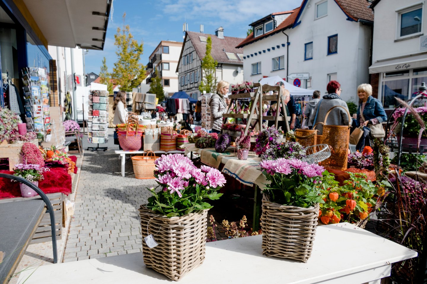 Bunte Stände beim Neuenhainer Herbstmarkt