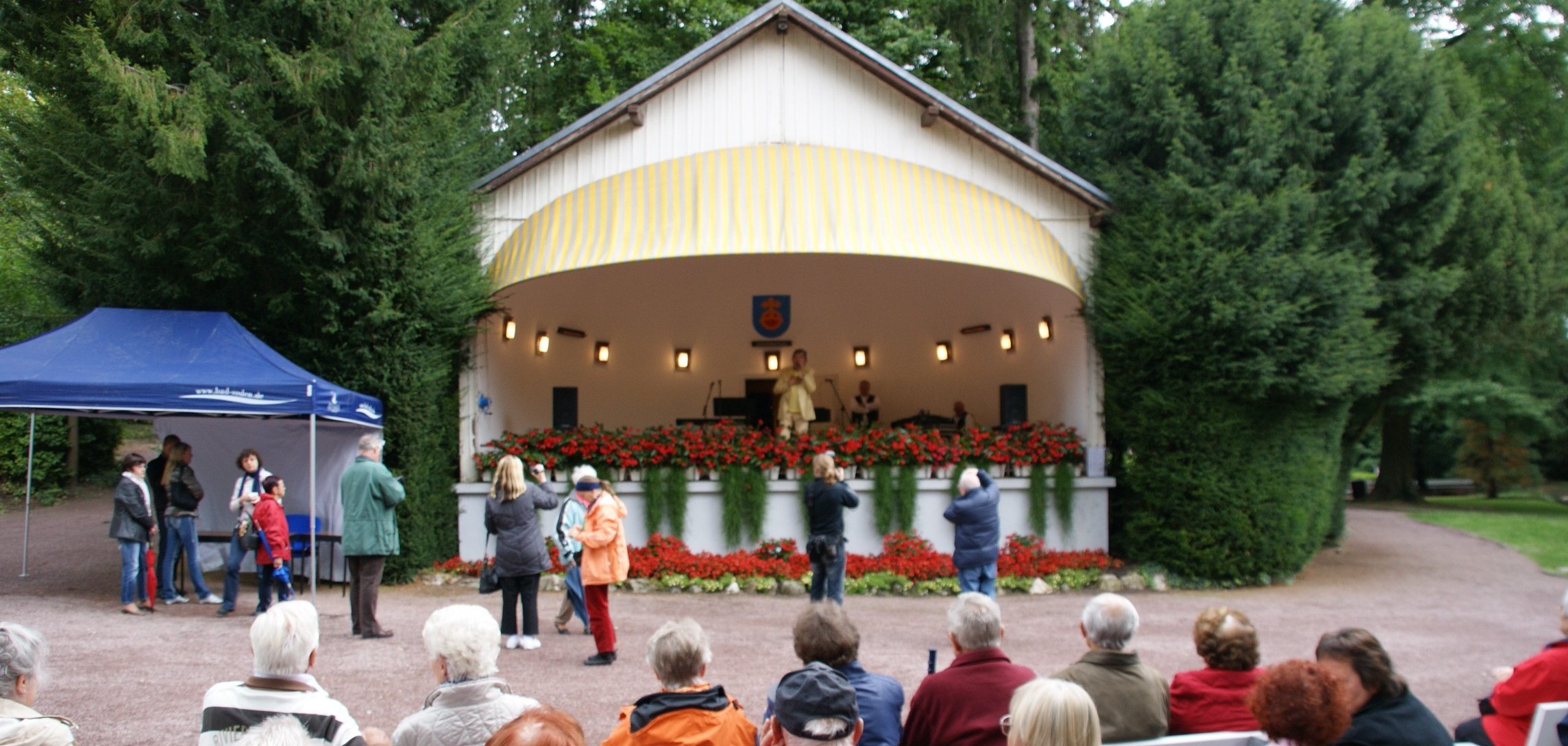 Sonntagskonzert Menschen tanzen vor der Konzertmuschel und genießen das Sonntagskonzert.