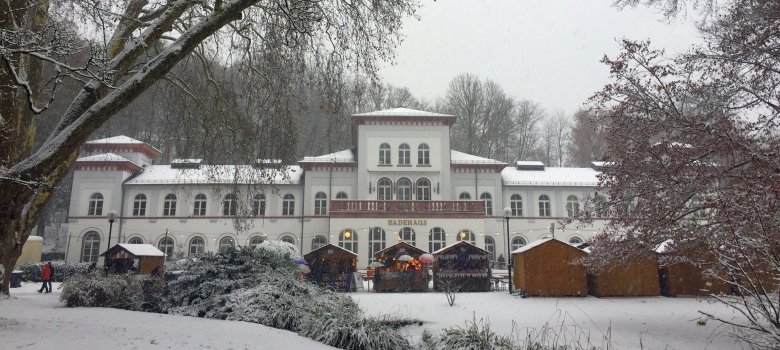 Badehaus Weihnachtsmarkt vor dem Badehaus im Schnee
