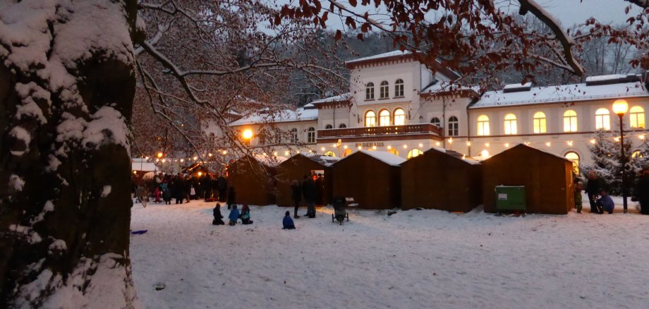Der Bad Sodener Weihnachtsmarkt vor dem Badehaus