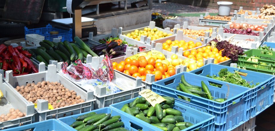 Gemüse- und Obststand auf dem Wochenmarkt