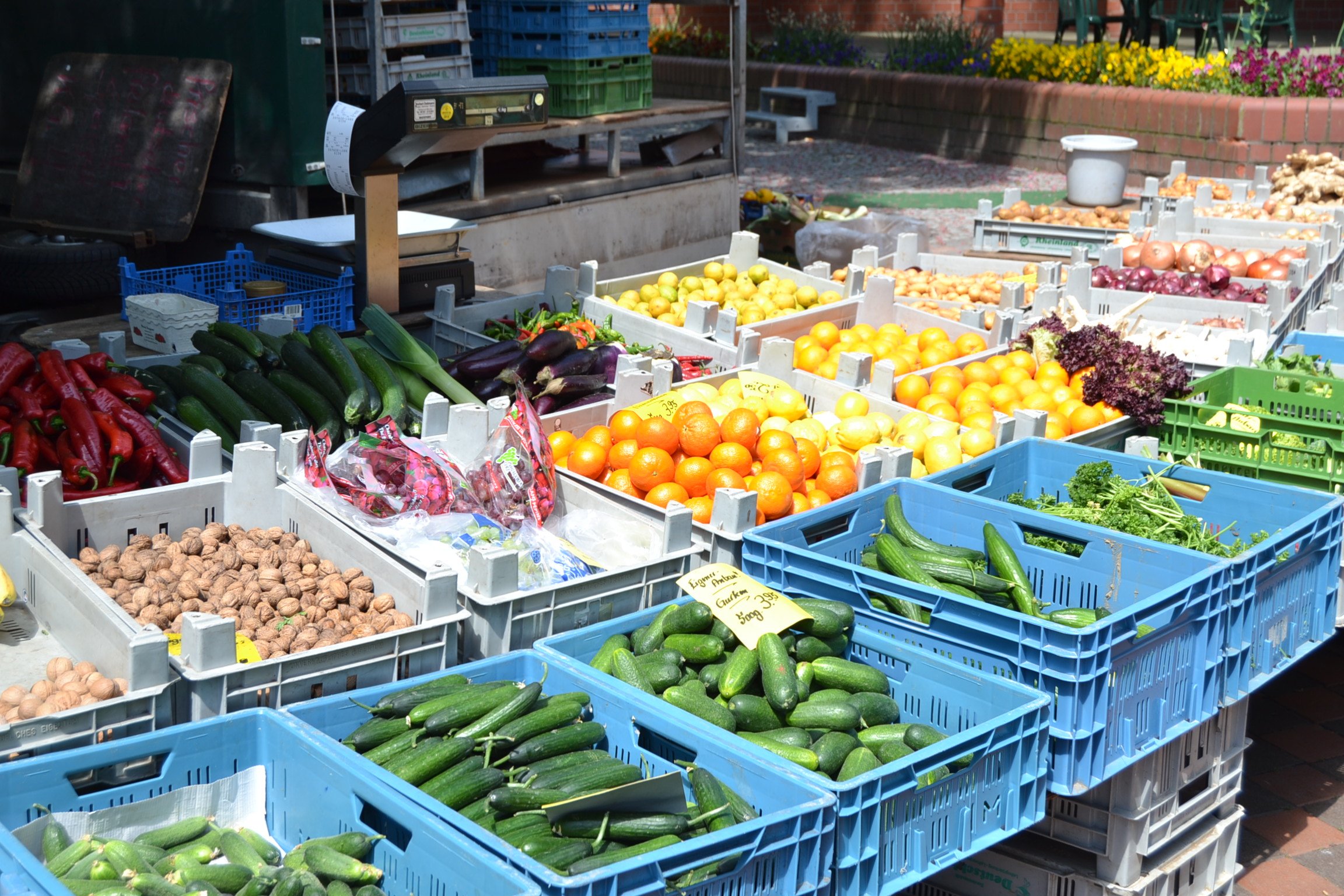 Ein Gemüse- und Obststand auf dem Wochenmarkt