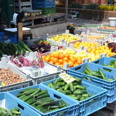 Ein Gemüse- und Obststand auf dem Wochenmarkt