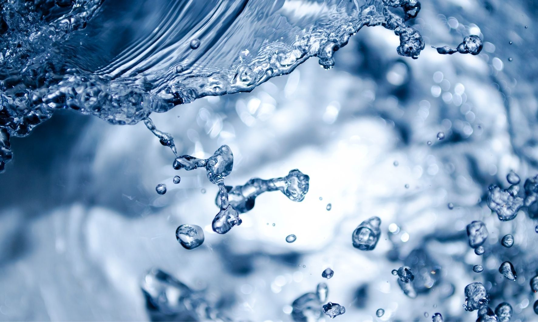 Wasser, das läuft und sich tropfen bilden.