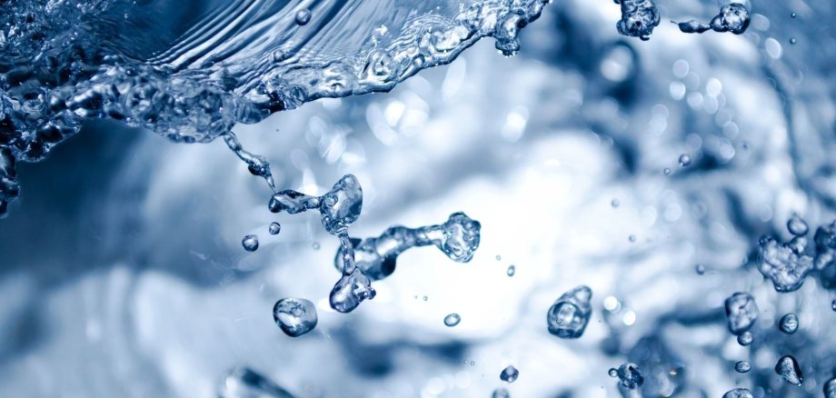 Wasser Wasser, das läuft und sich tropfen bilden.