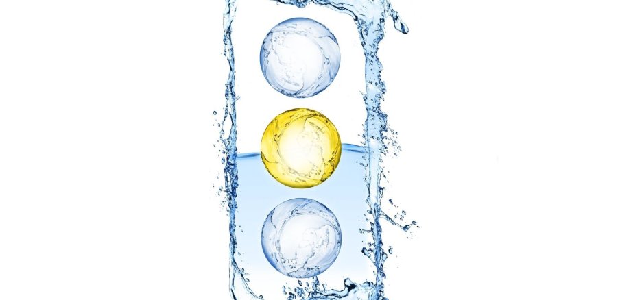Ampel Eine Wasserampel, die gelb leuchtet.