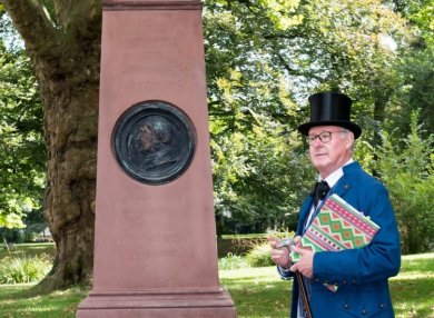 Stadtführung Mendelssohn Tage Stadtführer steht im Alten Kurpark.