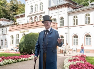 Stadtführung Mendelssohn Tage Stadtführer im Kostüm steht im Alten Kurpark