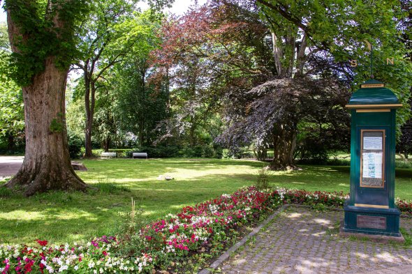 Wetterstation im Alten Kurpark Metallhäuschen mit einer Wetterfahne im Park