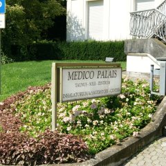 Das Eingangsschild des Medico-Palais in Bad Soden am Taunus