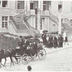 Versammlung mit einer Kutsche vor dem Medico-Palais