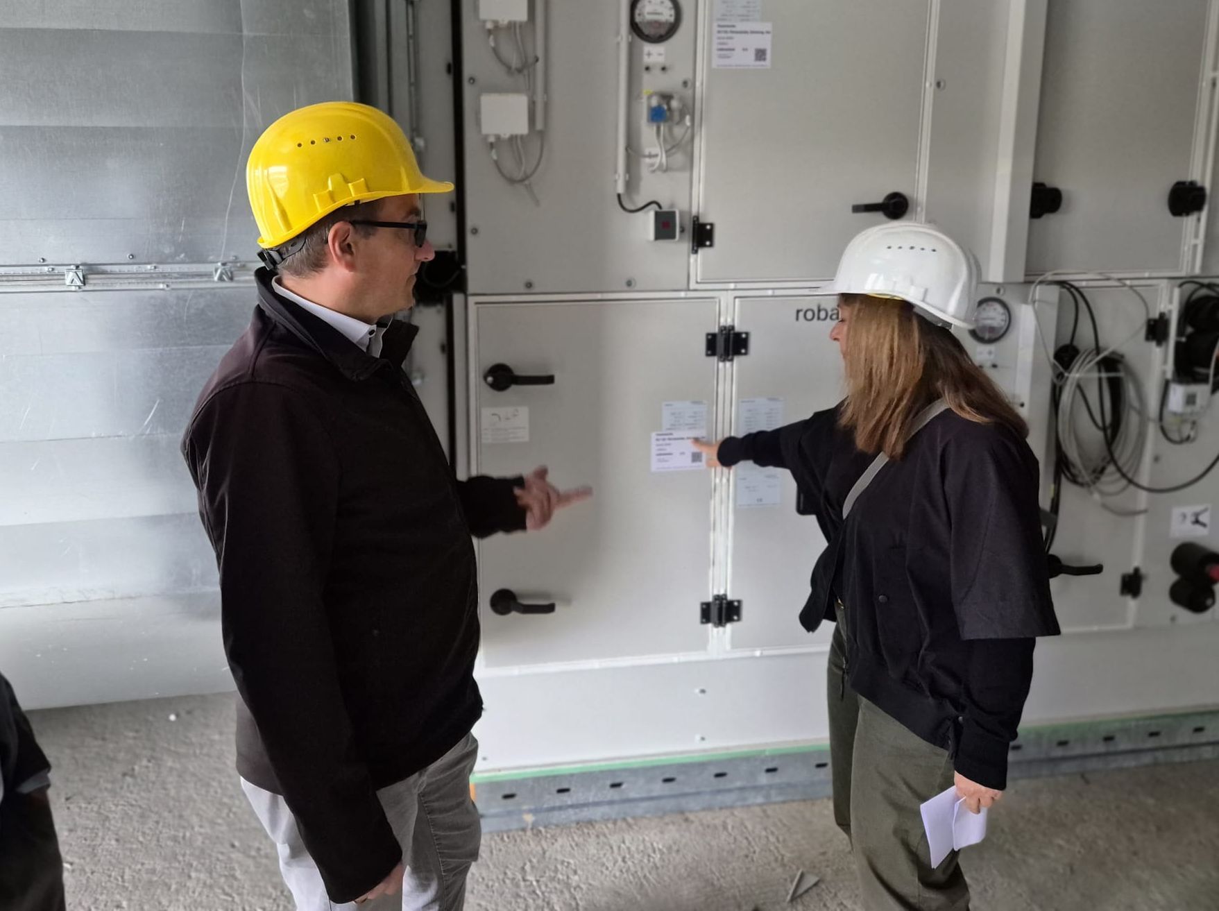 In der Technikzentrale sind die Lüftungsanlagen bereits montiert. Projektleiterin Corina Kaiser bei einem Rundgang durchs Gebäude mit Bürgermeister Dr. Frank Blasch. Foto: Stadt Bad Soden am Taunus