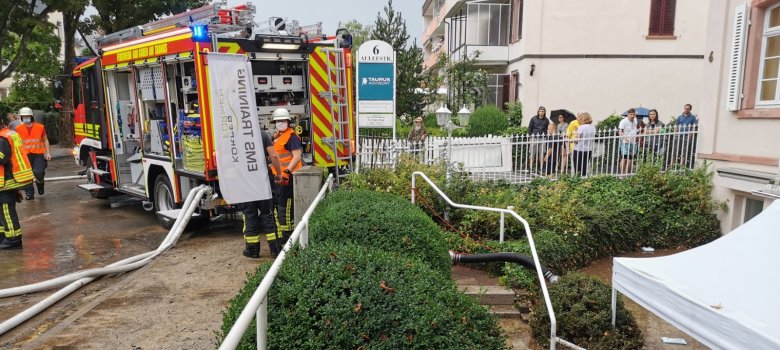 Im August 2020 wurde die Stadt von Regenwasser überflutet und die Feuerwehr pumpt Keller und Ladengeschäfte leer.