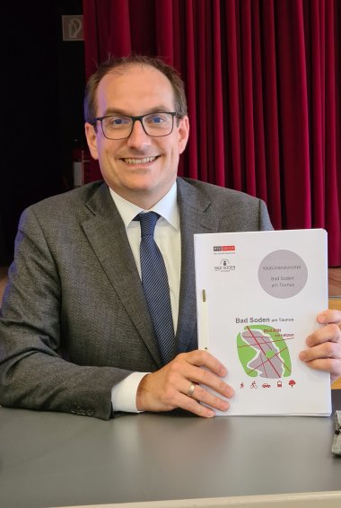 Bürgermeister Dr. Frank Blasch mit dem ausgedruckten Mobilitätskonzept