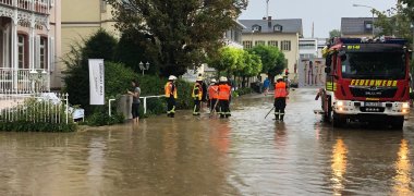 Hochwasser in Bad Soden am Taunus mit überschwemmten Straßen.